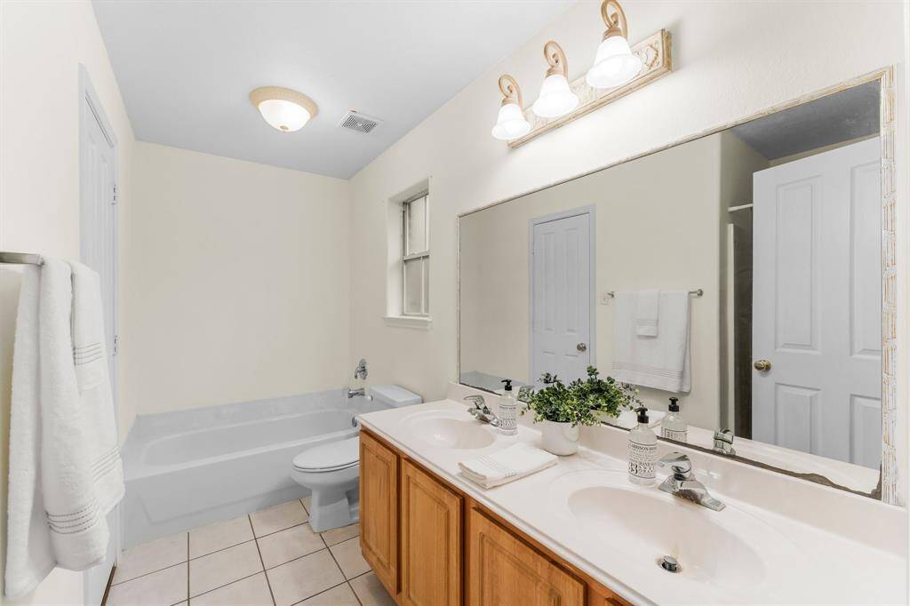 Master bath with dual sinks