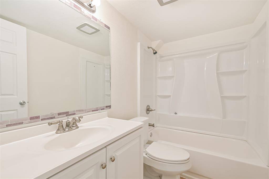 Full bathroom in hall