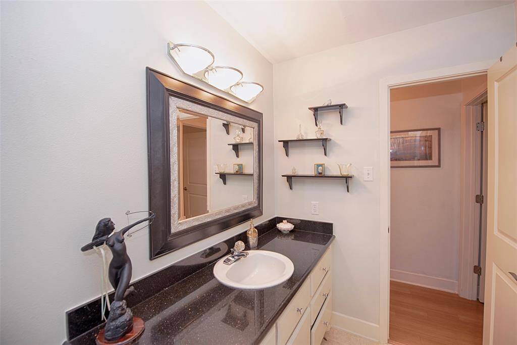 Extra vbath even has floating shelves.