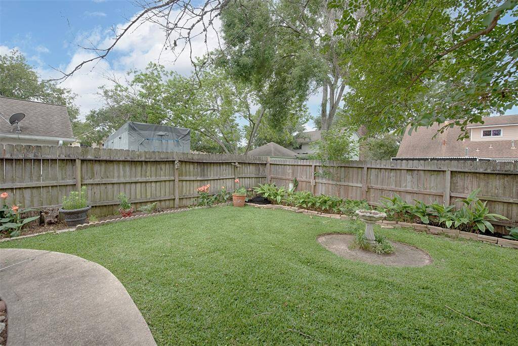 Gorgeous landscaping. But let's let the kids play too!