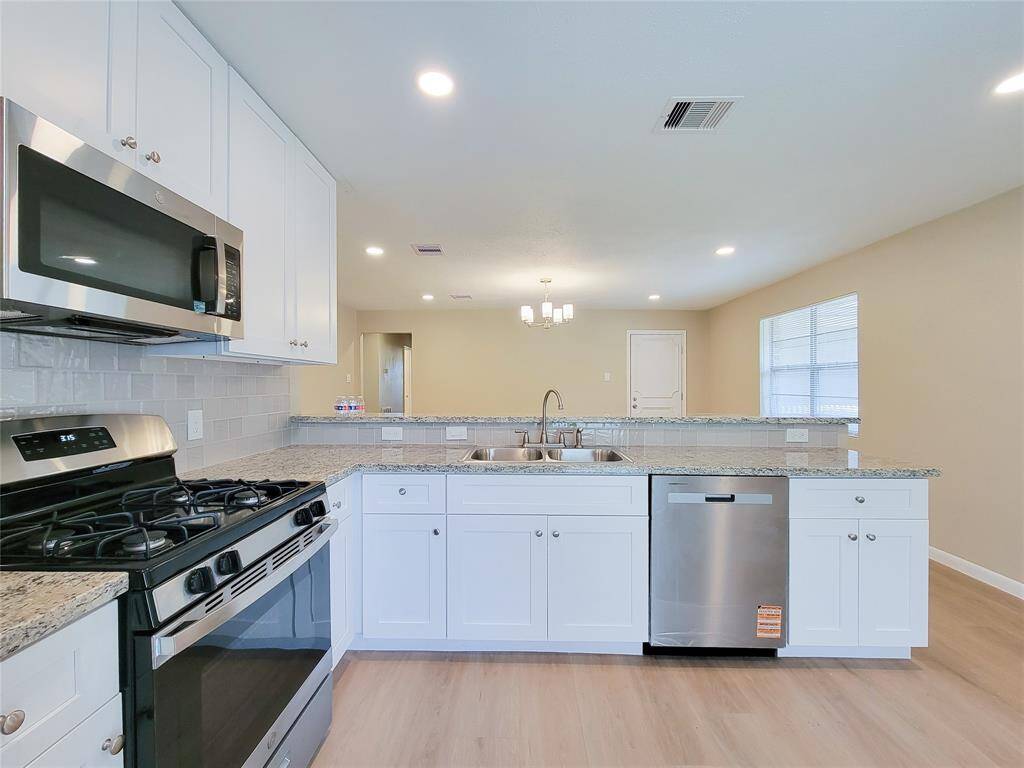 tasteful neutral color choices in the kitchen