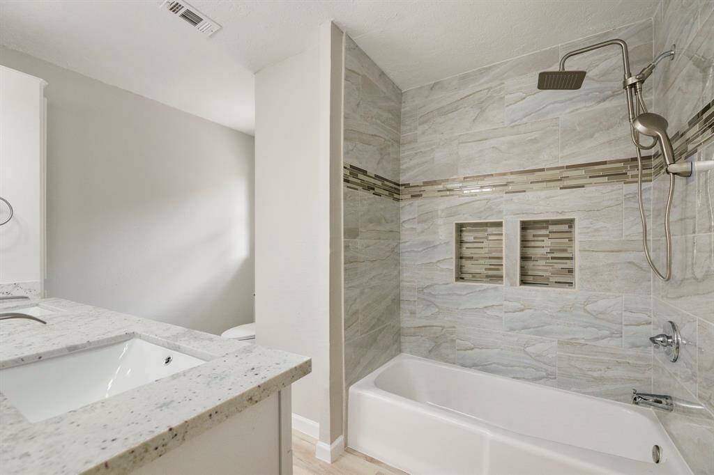 ... and tub/shower combo