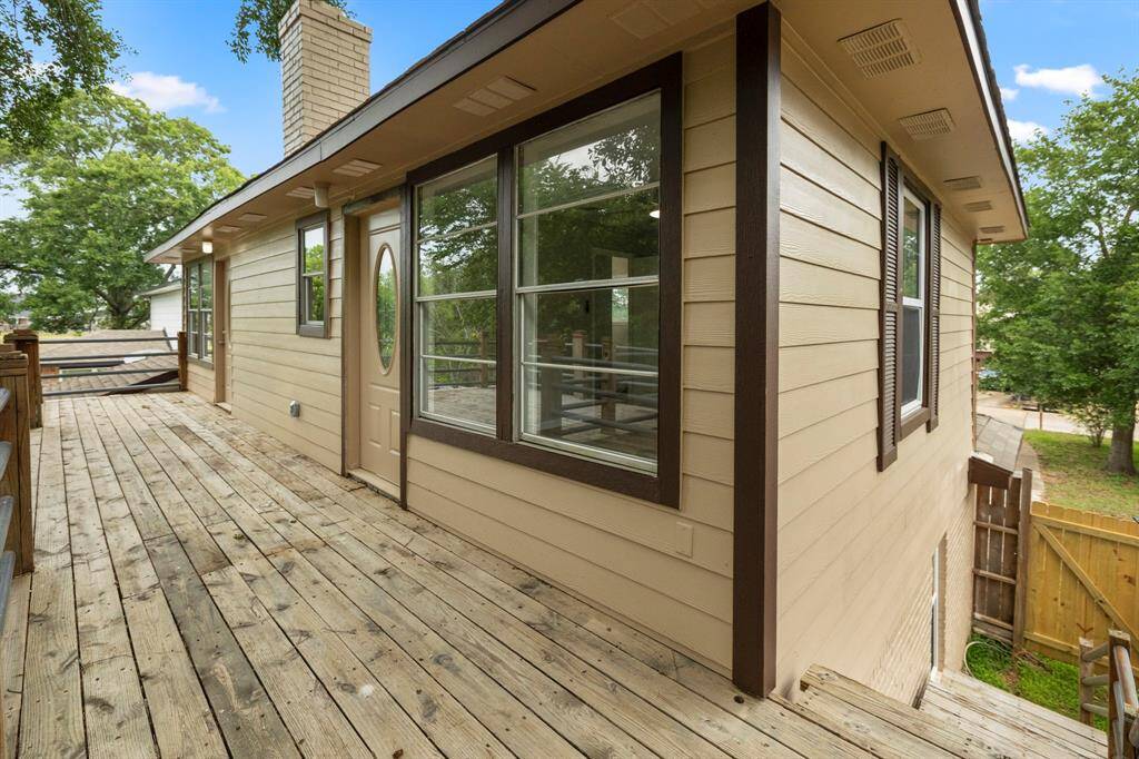 Deck with independent staircase...