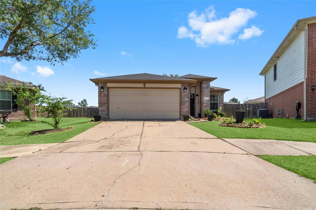 Oversized driveway, perfect for guest parking!