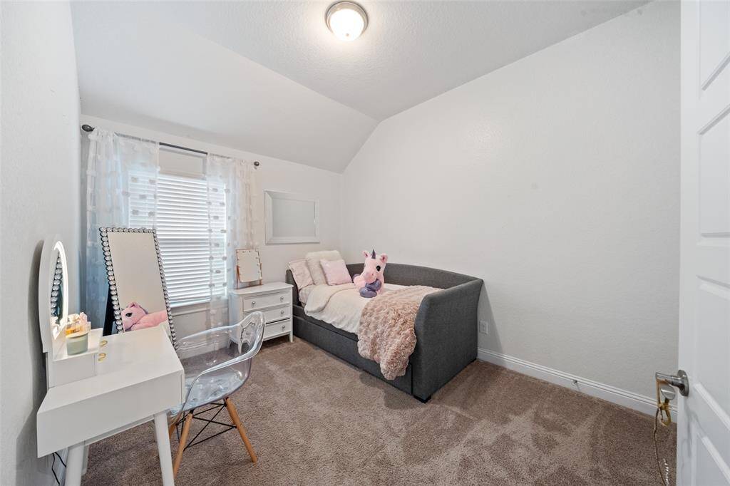 Secondary bedroom.