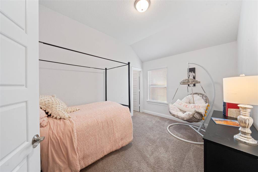 Secondary bedroom.
