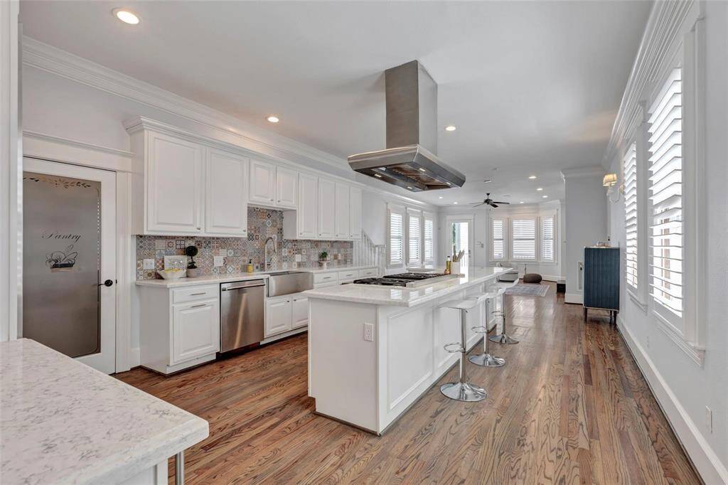 Completely remodeled kitchen is a chefs dream!