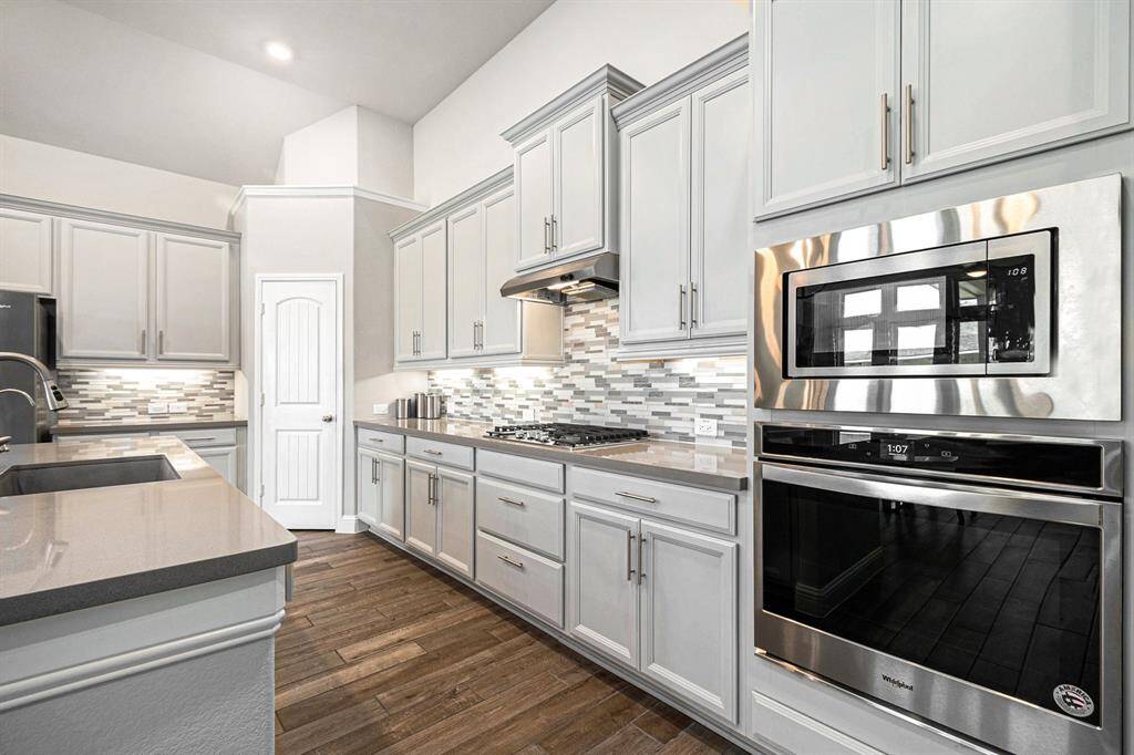 Closer look into this stunning kitchen.