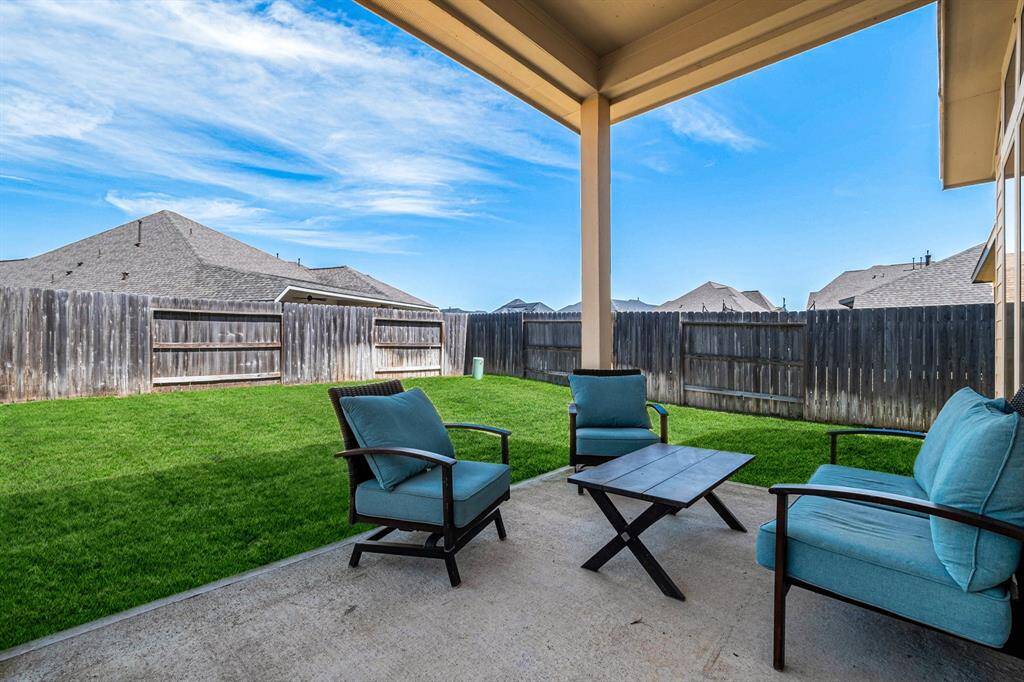 Beautiful covered patio that is perfect for entertaining!