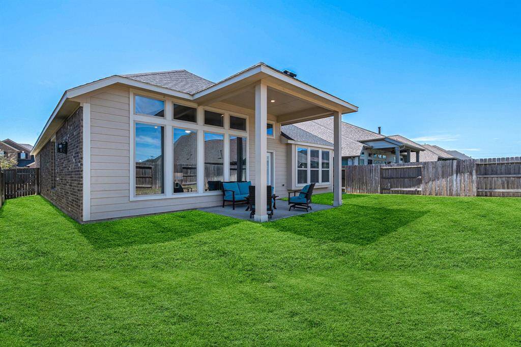 Full view of this amazing backyard!