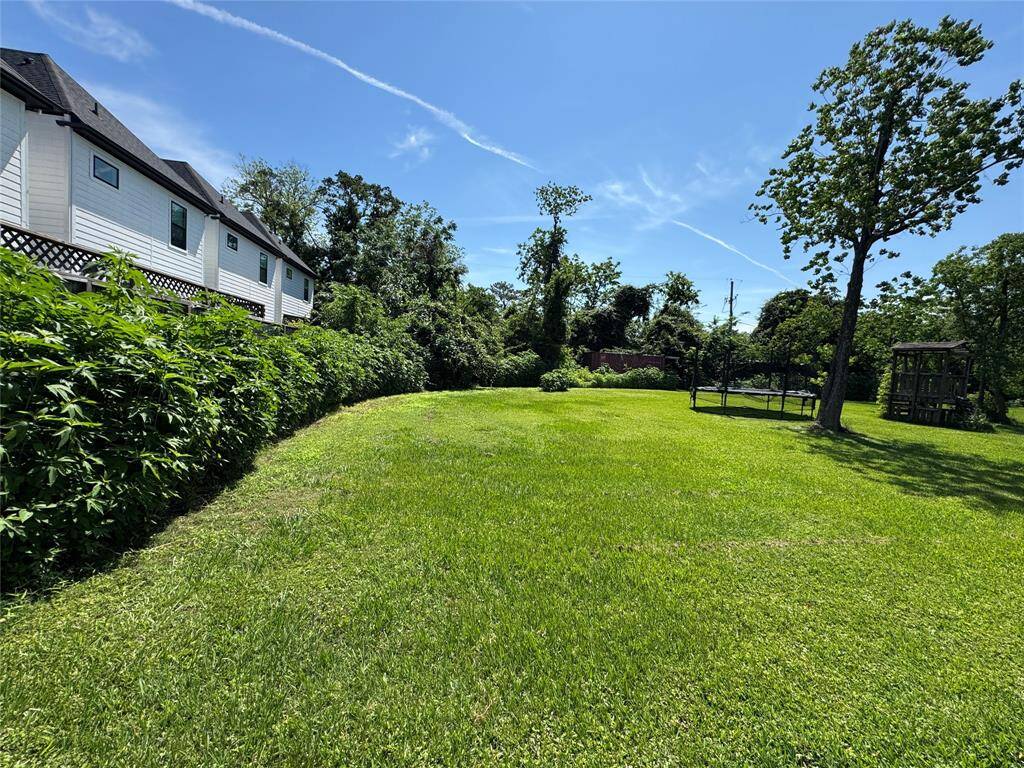 This beautiful and charming corner-unit townhome directly faces the gorgeous and lush green space, ideal for entertaining and relaxing in a serene setting for your family! Don’t miss this opportunity! Must come and see yourself!