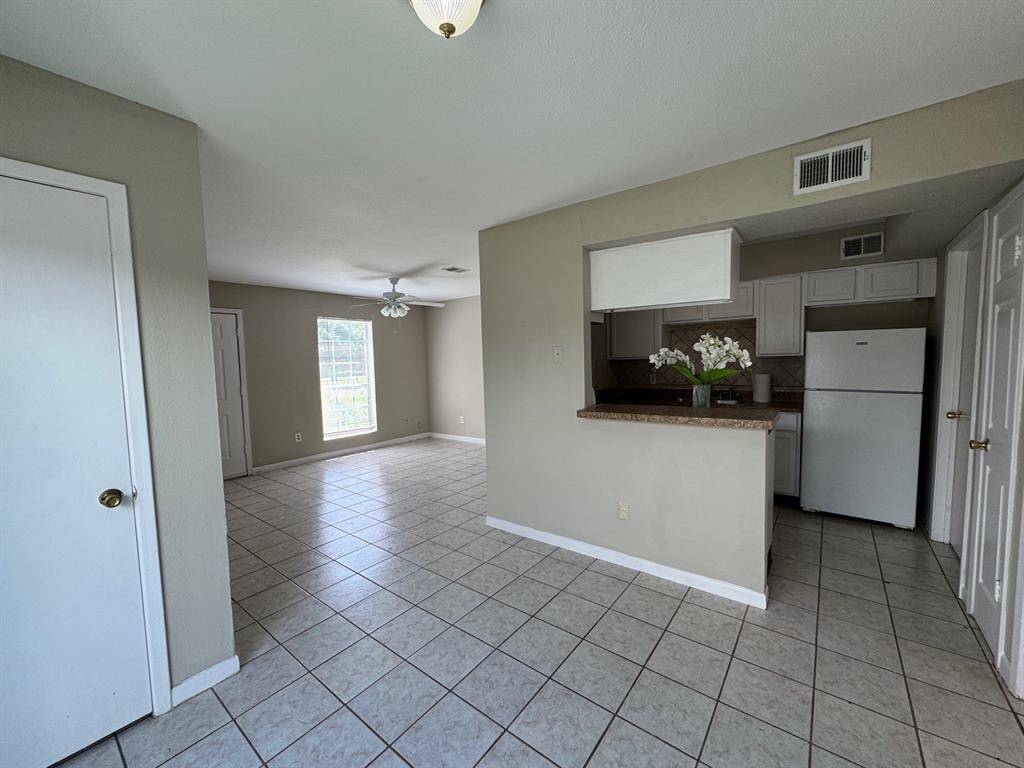 Amazing open concept floor plan offers exceptional flow and livability for your family! Spacious family room flows into dining and kitchen area for ultimate family time and entertainment!