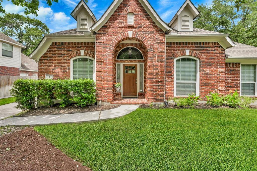 Welcome to 2 Westward Ridge Place, with mature trees and easy access to all The Woodlands has to offer!