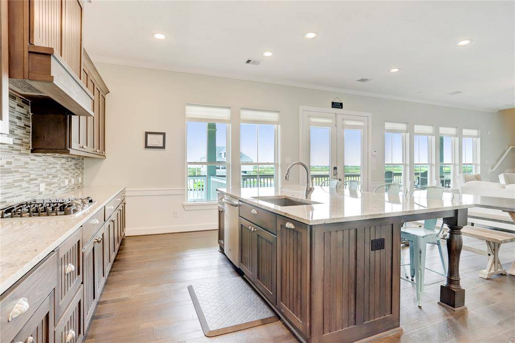 THIS AREA HIGHLIGHTS THEVIEW FROM THE KITCHEN OUTTOWARDS THE LIVING AREA ANDBEYOND! LARGE WINDOWS ANDFRENCH DOORS KET IN PLENTYOF NATURAL LIGHT AND ALLOWSTUNNING VIEWS OF THESURROUNDING LANDSCAPE.