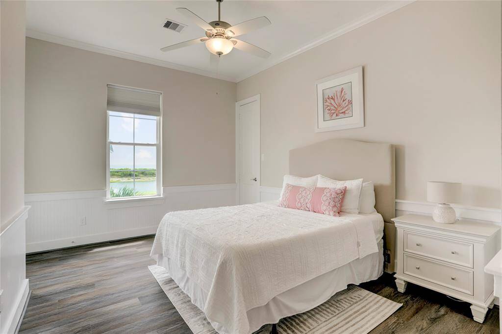 BEDROOM 2 IS SPACIOUS WITHHIGH CEILINGS AND ACCESS TOTHE FRONT BALCONY.