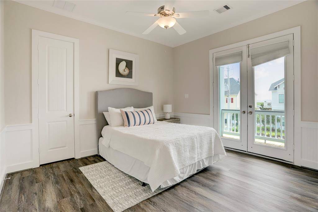 BEDROOM 3 IS LIGHT ANDBRIGHT WITH ACCESS TO THEFRONT BALCONY.