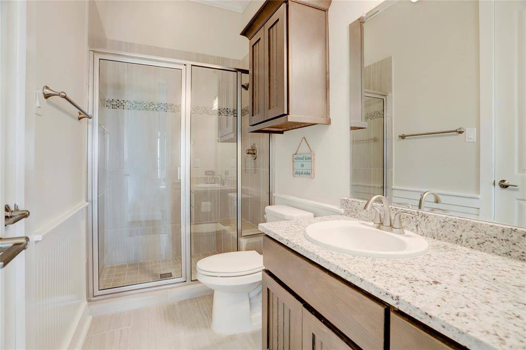 ALL SECONDARY BATHROOMSINCLUDES A GLASS-ENCLOSEDSHOWER WITH SEATING BENCHAND DECORATIVE TILE DESIGN.