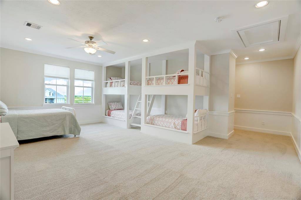 THIS LARGE ROOM MEASURING17X17 FEET FEATURES BUILT-INBUNK BEDS, OFFERING AMPLESLEEPING SPACE FOR MULTIPLEOCCUPANTS, MAKING IT IDEALFOR ACCOMMODATINGCHILDREN AND GUESTS.