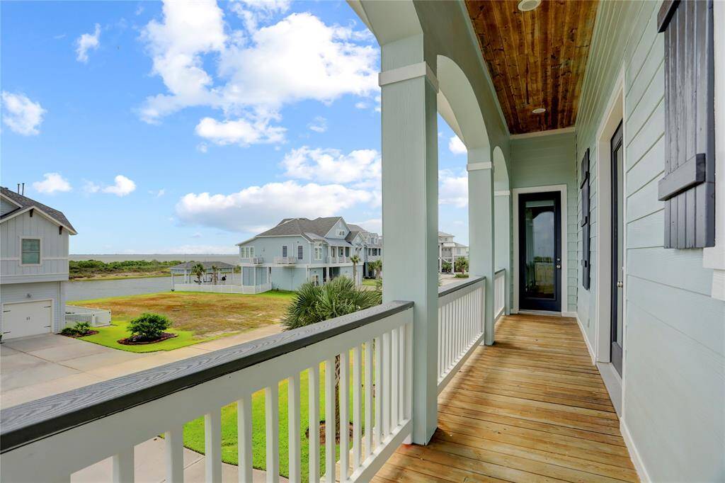 CHARMING FRONT BALCONYWITH WOODEN FLOORING ANDCEILING PROVIDES DIRECTACCESS TO THE SECONDARYBEDROOMS IN THE UPPERLEVEL.