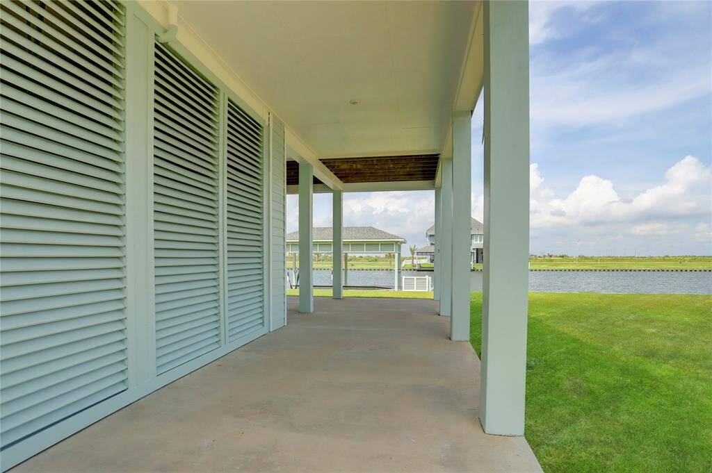 HOME OFFERS AN OPTIONALCOVERED PARKING NEXT TO THE28X24 GARAGE. MORE SPACEFOR YOUR WATER EQUIPMENT!