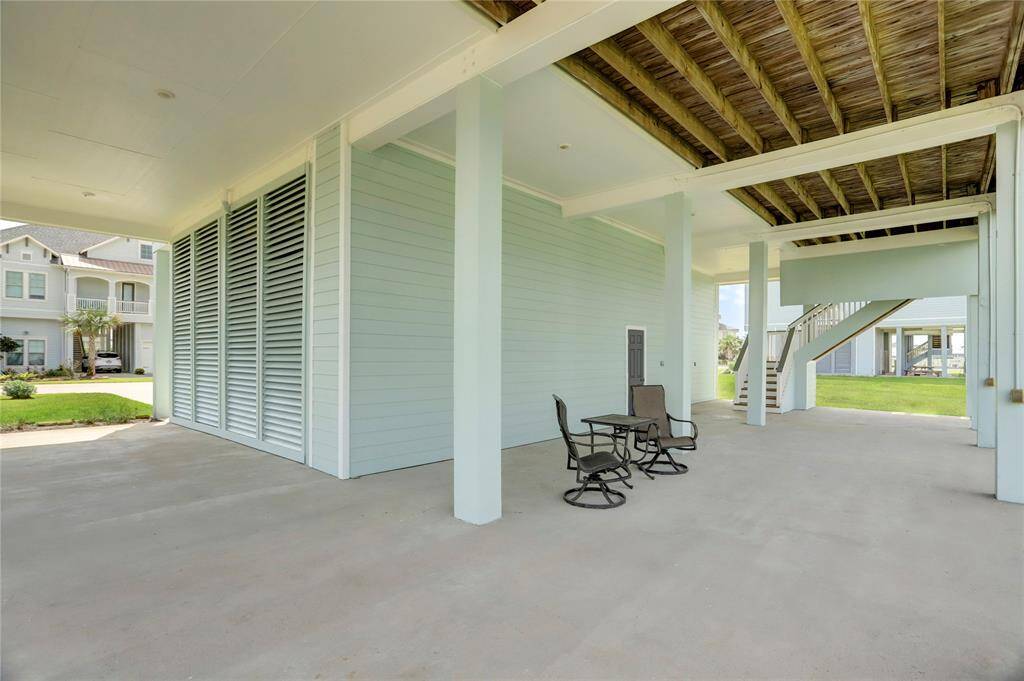 THE GROUND LEVEL PROVIDES ASPACIOUS COVERED AREA THATCAN BE USED FOR OUTDOORACTIVITIES, PARKING, ORSTORAGE. PERFECT SPACE TOSET UP PARTIES WITH FAMILYAND FRIENDS.