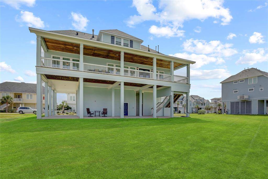 HOME FEATURES A COVEREDPATIO IN THE FIRST LEVEL AND AWIDE BALCONY IN THE UPPERLEVEL THAT SPANS THE ENTIREWIDTH OF THE HOUSE - THEPERFECT SPOT TO ENJOY THERELAXING OUTDOOR VIEW ORHANGOUT WITH FAMILY ANDFRIENDS.