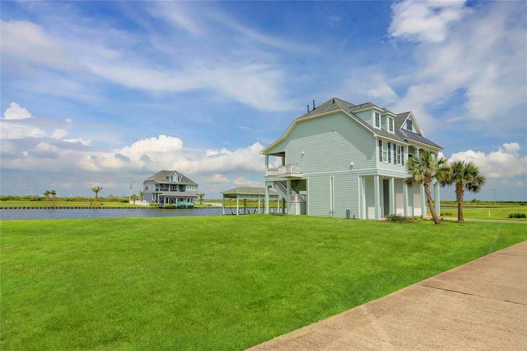 HOME BOASTS STUNNING VIEWSOF THE CANAL, PROVIDING ABREATHTAKING SUNSETS ANDSERENE ENVIRONMENT.