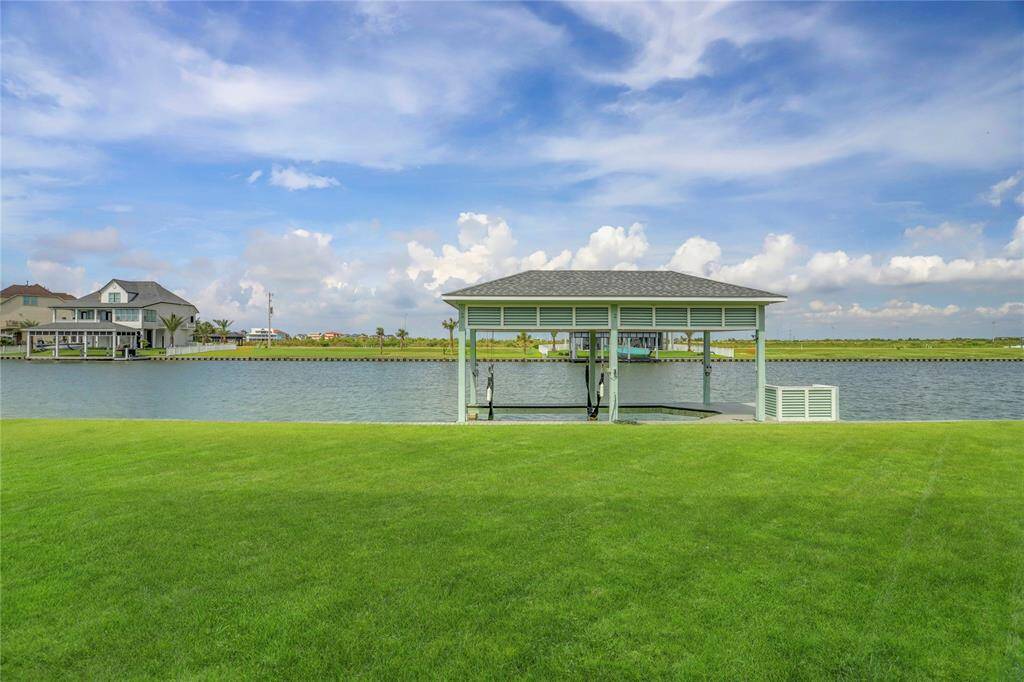 NO FENCE, LOW MAINTENANCEBACKYARD OFFERS ANEXPANSIVE OUTDOOR SPACE,ALLOWING AN UNOBSTRUCTEDVIEW OF THE WATERFRONT ANDSURROUNDING GREENERY.