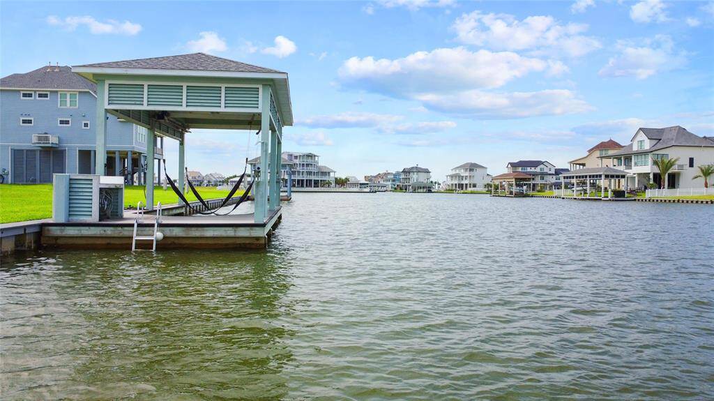 A STUNNING VIEW SHOWCASINGTHE EXCELLENT FISHING ANDBIRD-WATCHING OPPORTUNITIESAVAILABLE RIGHT FROM YOURFRONT AND BACKYARD.