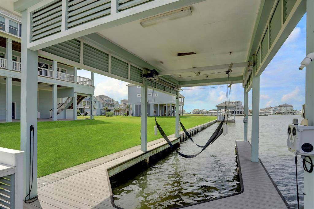 PROPERTY OFFERS A PRIVATEBOAT DOCK AND COVERED BOATLIFT THAT EXTENDS OUT TO ANEXTENSIVE NETWORK OFWATERWAYS IN THENEIGHBORHOOD.