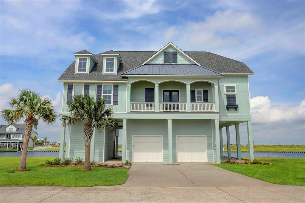 BEAUTIFUL COASTAL-STYLEHOME FEATURING A 2-CARATTACHED GARAGE, RELAXING2ND FLOOR BALCONY ANDLOCATED IN A SERENEWATERFRONT SETTING.