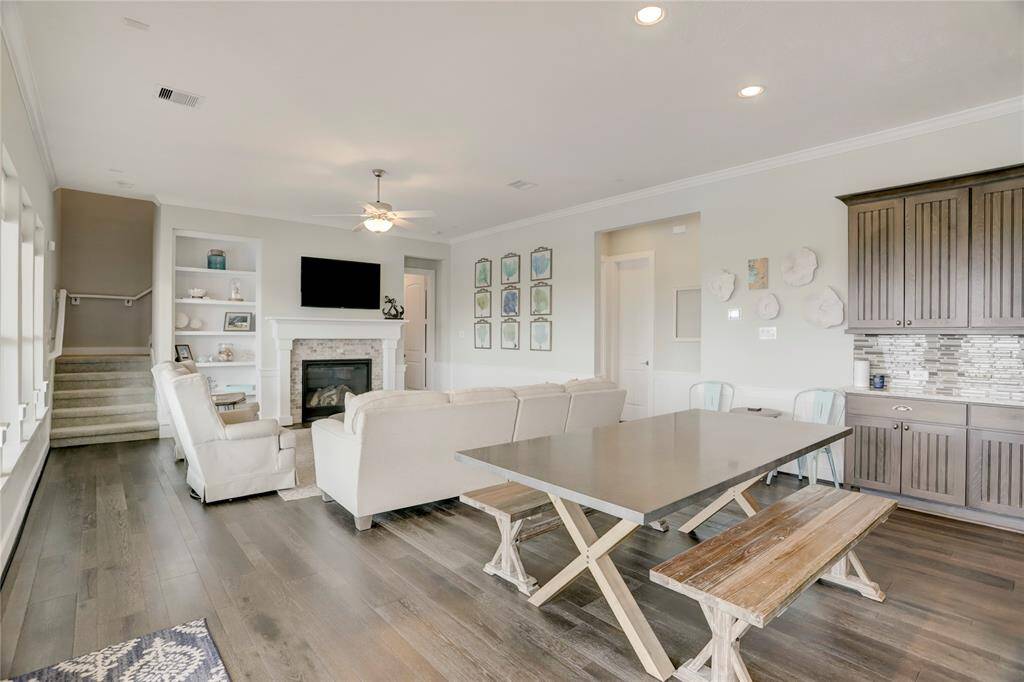ANOTHER VIEW OF THE FAMILYDINING ROOM COMBOEMPHASIZING THE OPEN FLOWBETWEEN THE ROOMS. THEHARDWOOD FLOORSTHROUGHOUT THE SPACE ADDWARMTH, WHILE THE HIGHCEILINGS ENHANCE THE AIRYFEEILING.