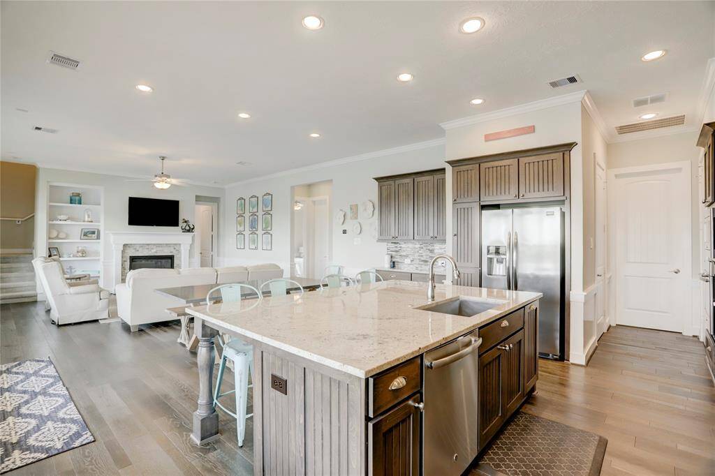 THE OPEN-CONCEPT DESIGNALLOWS FOR AN EASY FLOWBETWEEN THE KITCHEN, DININGAND FAMILY ROOMS, MAKINGTHE SPACE IDEAL FORSOCIALIZING. TONS OFRECESSED LIGHTING ENSURESTHE AREA IS WELL-LIT ANDWELCOMING ANY TIME OF THEDAY.