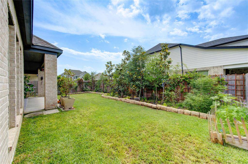 Nice backyard with full privacy, called by the sellers "the secret garden"