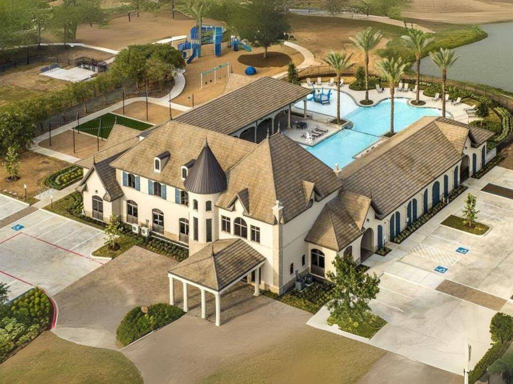 Amira is a great community with amazing amenities: pool, splash pad, gym, several parks, a dog-park, and miles of walking paths. Come check it out!
