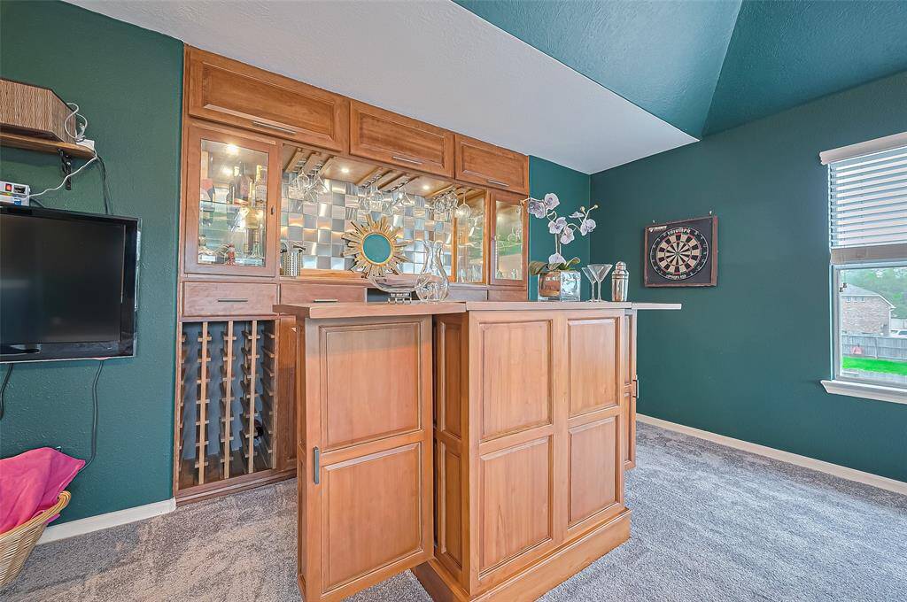A closer view of the bar to the back. The front smaller bar is not included.