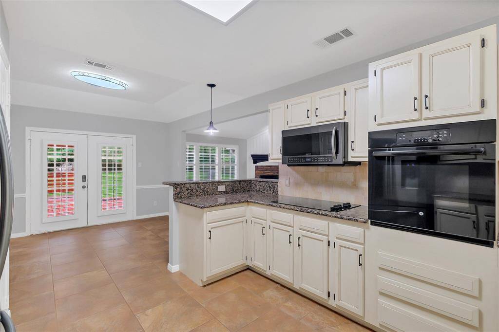 Lots of cabinet and counter space