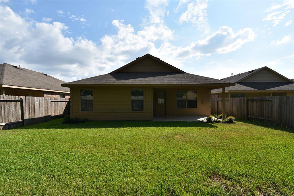 Large backyard w/ covered patio & lots of lawn for all your outdoor needs!