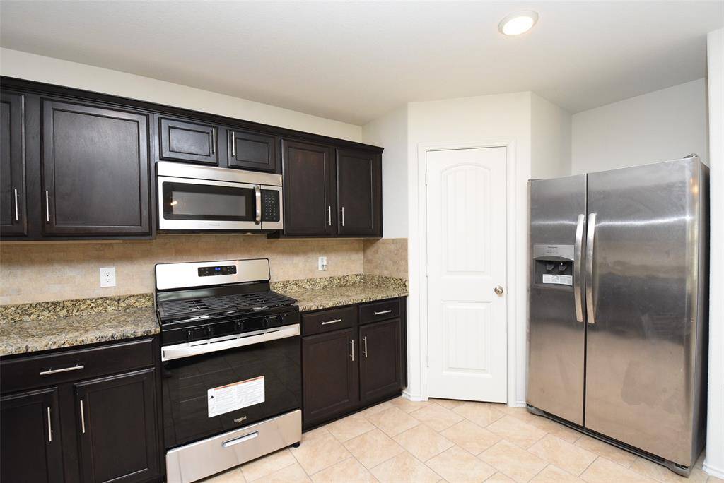 Stunning kitchen w/ stainless appliances including fridge!