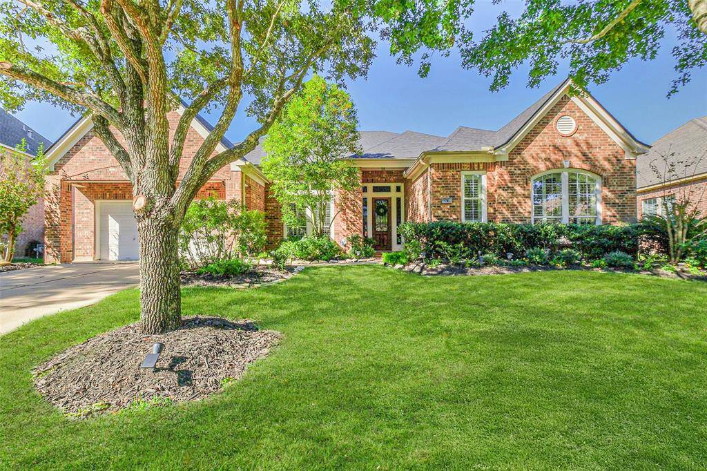 Welcome to 25718 Corey Cove, your lovely home away from home in Cinco Ranch, Katy,Texas .