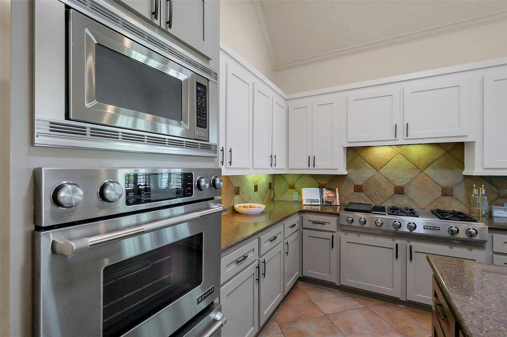 Just add your favorite recipe and get ready to cook up a storm with built in microwave, Jenn-Aire double ovens and a large 4 burner gas cooktop with griddle!