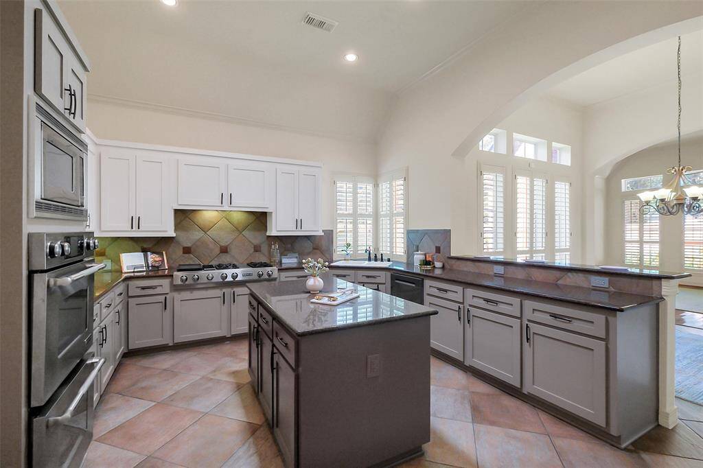 Tons of storage in the upper and lower cabinets......