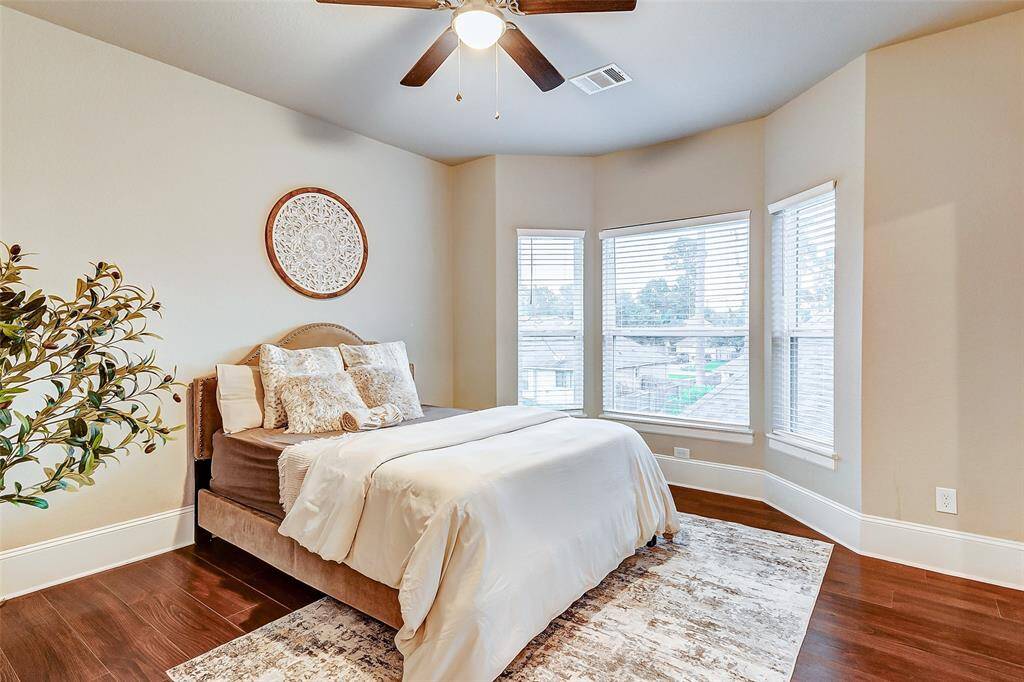 Blending convenience and elegance, this bedroom is a spacious and adaptable room. With ample natural light streaming in through generous windows, the room feels bright and welcoming.