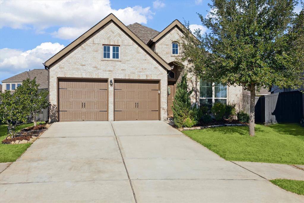 Cul-du Sac location, with easy access to The Farmhouse, Harvest Green parks, trails and lakes.
