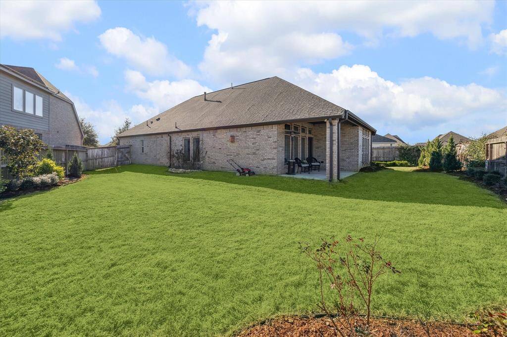 From each angel it shows the pride of ownership and loving care that has been given to this home and the landscaping.