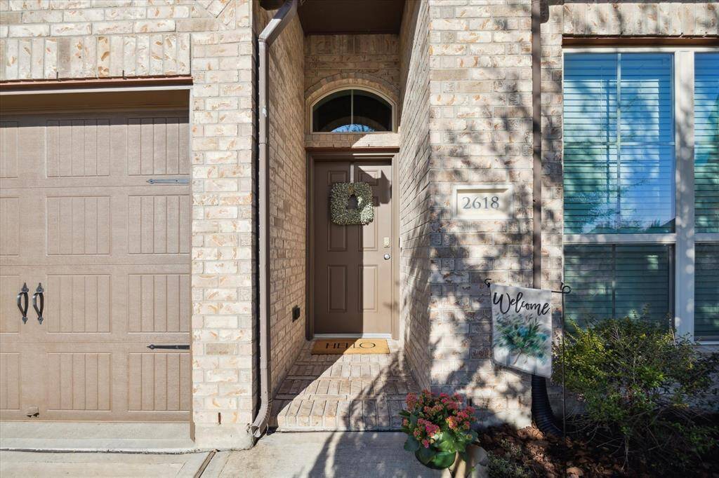Vaulted lighted entry way greets you and welcomes you home. This all brick Perry home is gently lived in, well maintained and loved. Make it yours today!