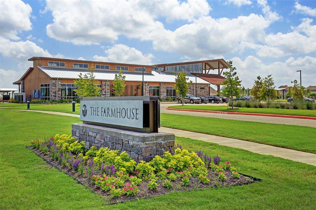 The amenities are endless. The Farmhouse anchors' the community center, pool, fitness center, parks and trails. You will also find splash pads, lake and doc and amphitheater.