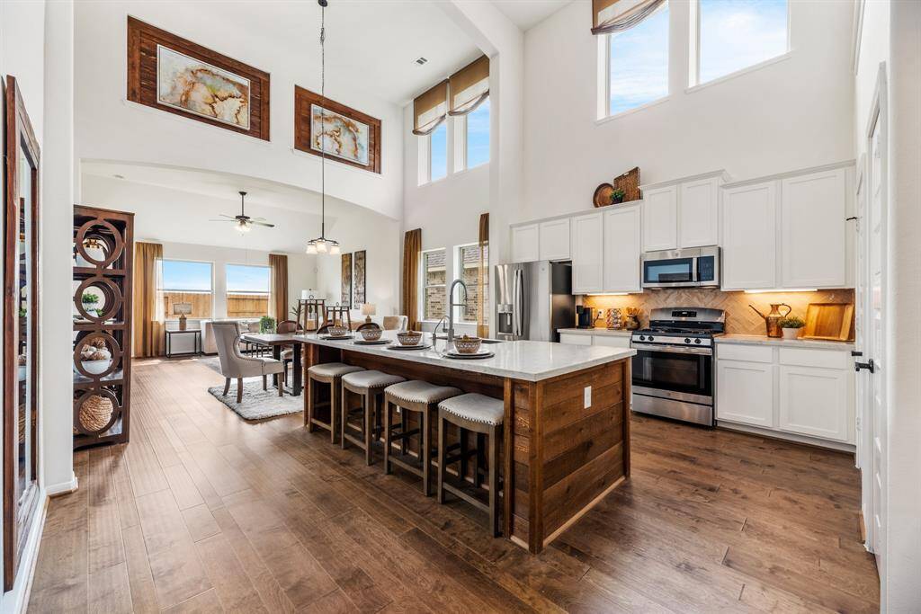 Bright open kitchen (*Photo not of actual home and used for illustration purposes only.)
