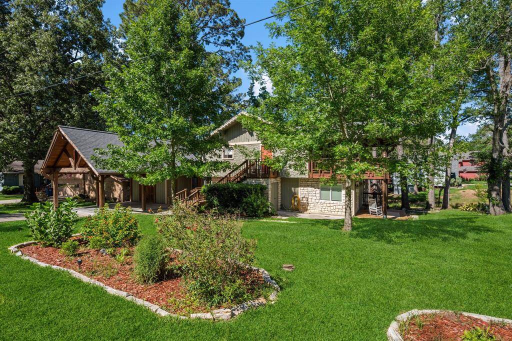 Welcome to 271 Jennings Ln! Beautiful 4 bedroom, 2.5 bath waterfront home on spacious corner lot!