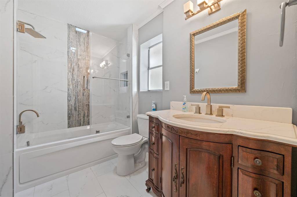 Guest bath with jetted tub/shower combo.